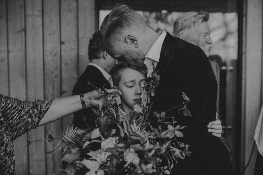 En son kramar sin pappa tydligt rörd, pappan kysser sonens hår